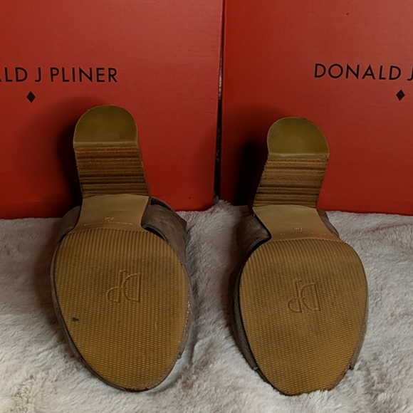 👠 Donald J Pliner Gold Heels - Picture 6 of 8